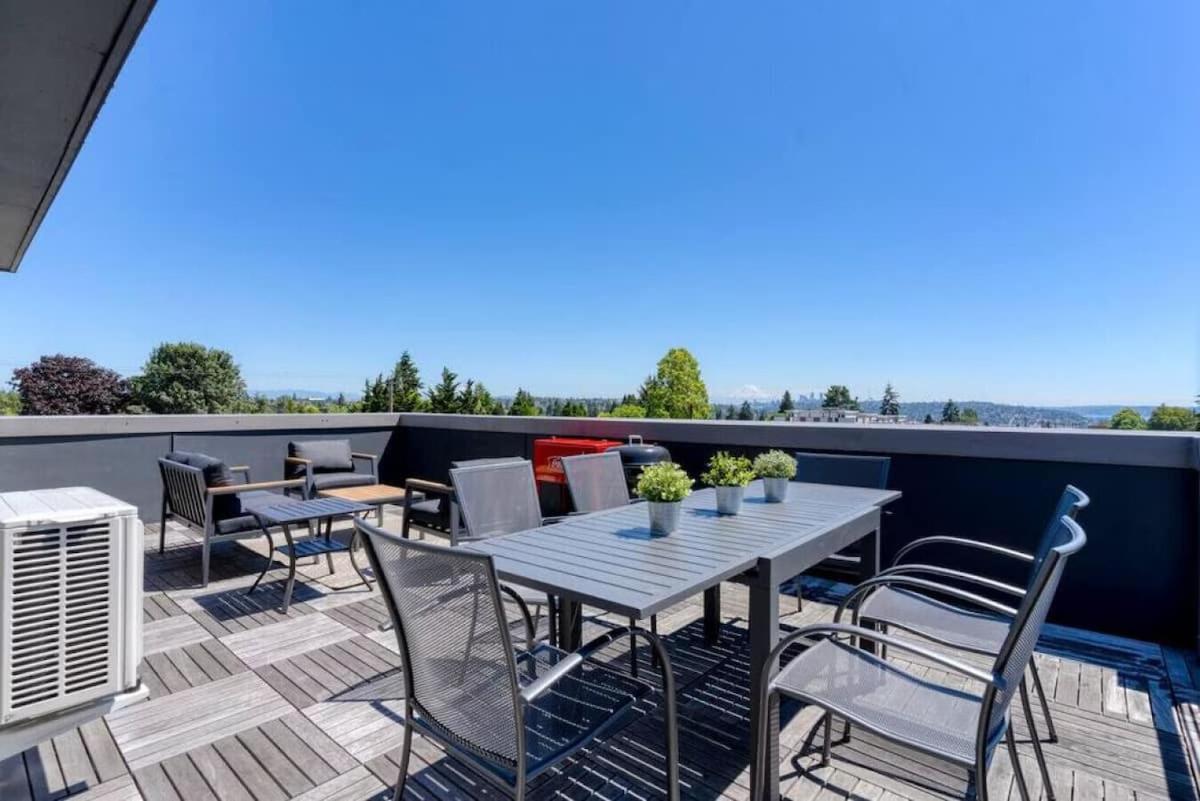 Modern Ballard Townhome With Rooftop Views Apartment