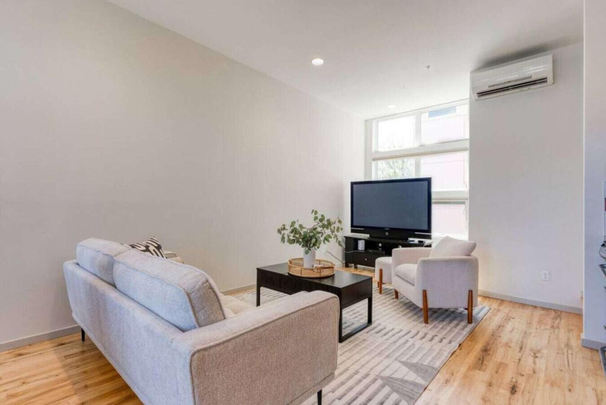 Modern Ballard Townhome With Rooftop Views *